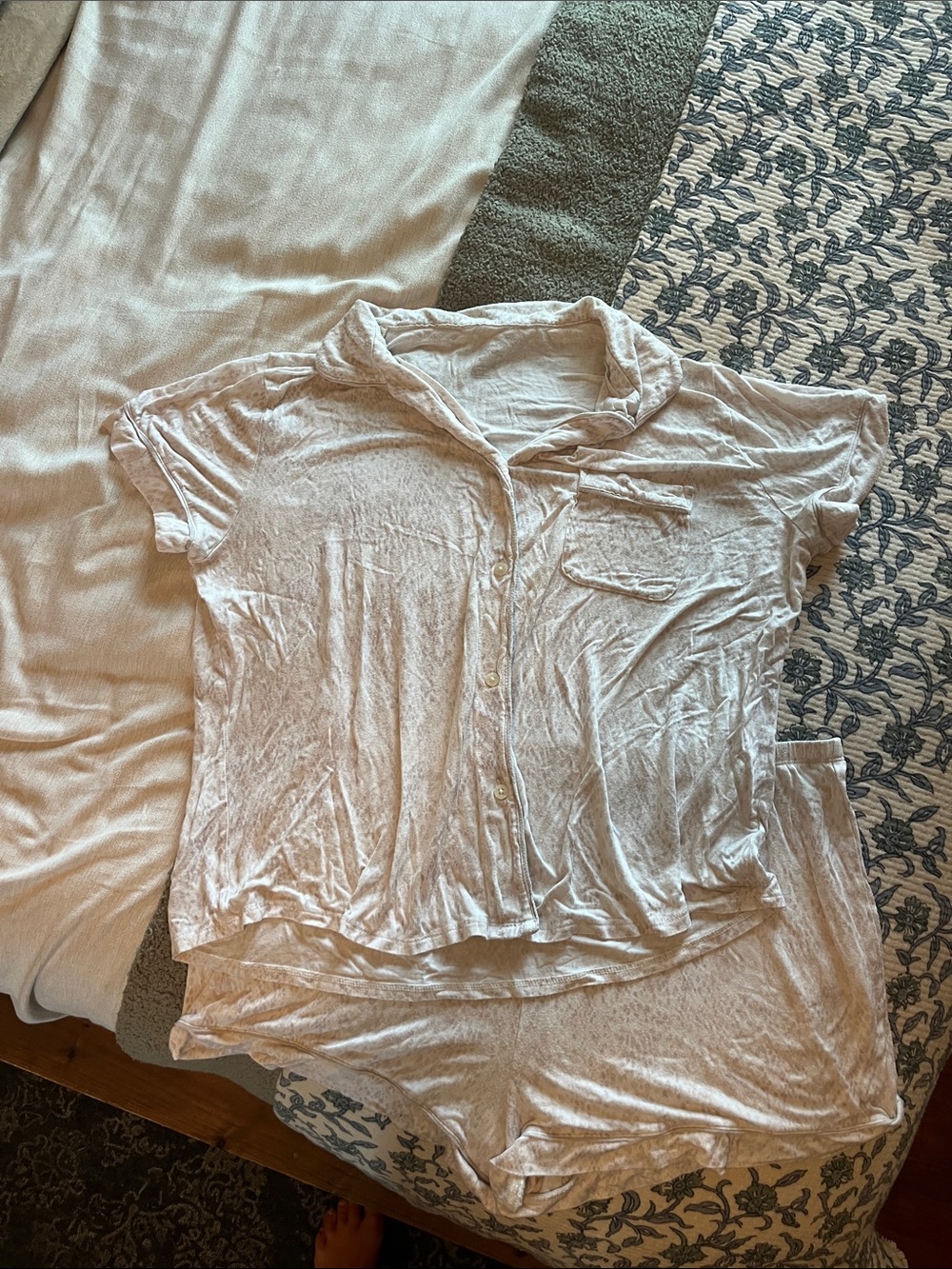 Light Beige patterned Women's Button-Up sleep and Lounge set- stars above